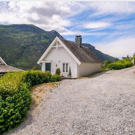 Nydelig Lite Hus Med Egen Vedfyrt Baksteovn. Villa Kaupanger Dış mekan fotoğraf