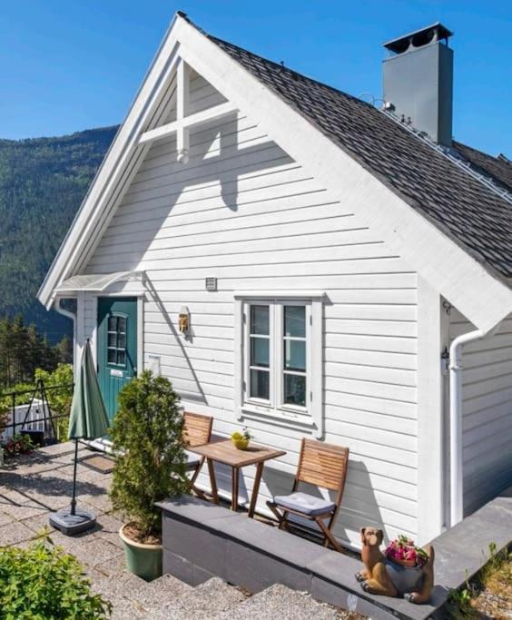 Nydelig Lite Hus Med Egen Vedfyrt Baksteovn. Villa Kaupanger Dış mekan fotoğraf